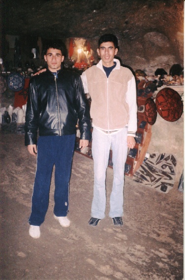 ha ana we azzelarab  men a3aze l asdi9ae